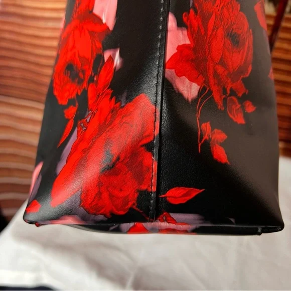 VICTORIAS SECRET ROSE TOILE FLORAL LIMITED EDITION TOTE 🌹🌹❤️❤️ - Picture 8 of 12